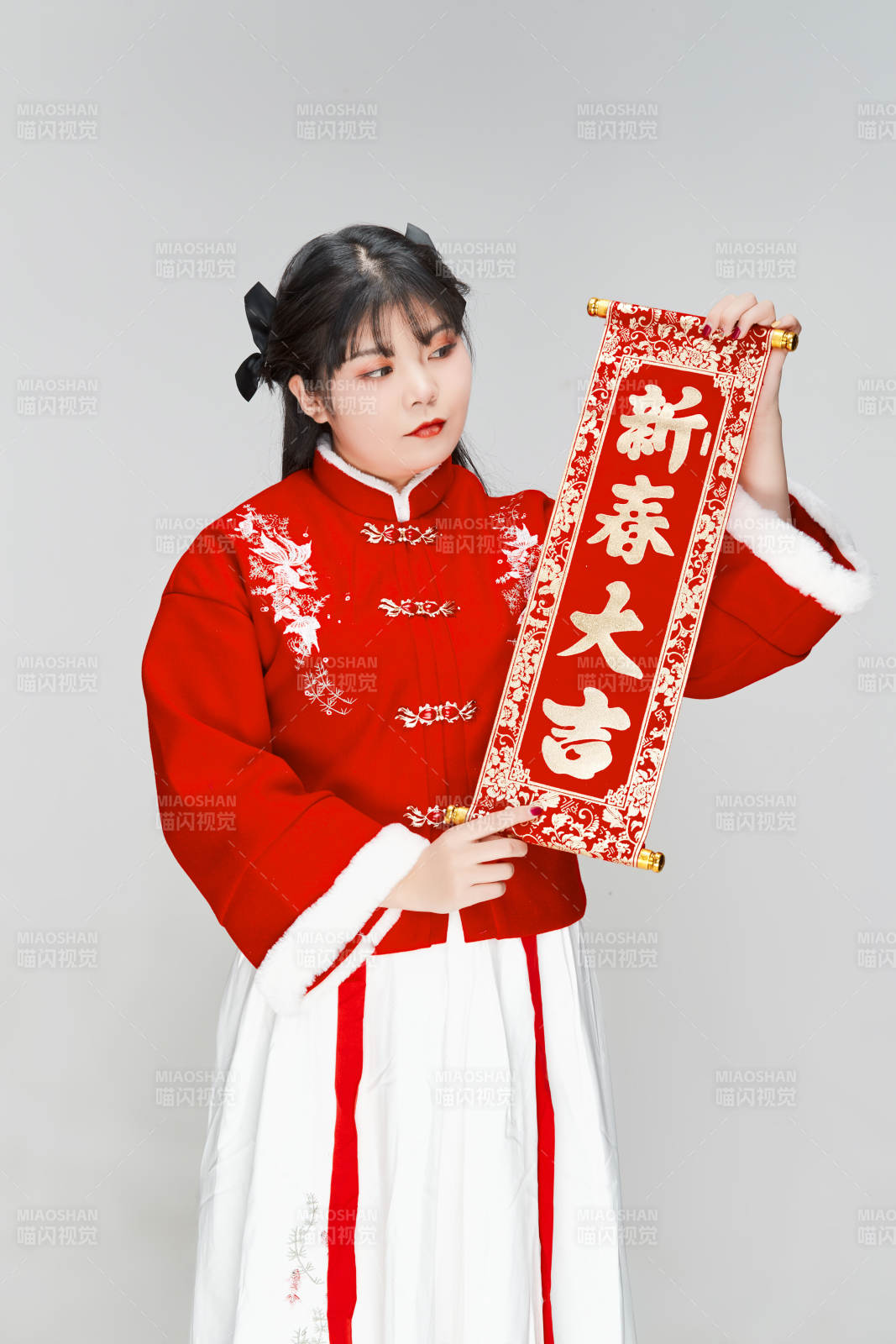 手持春聯身穿喜慶漢服的可愛少女