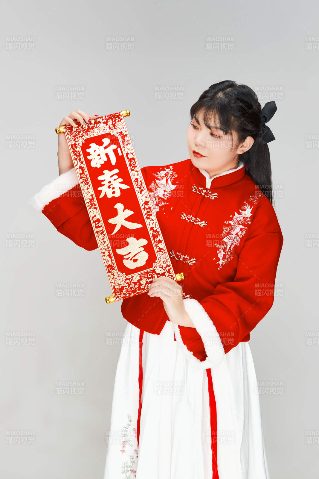 手持春聯身穿喜慶漢服的可愛少女