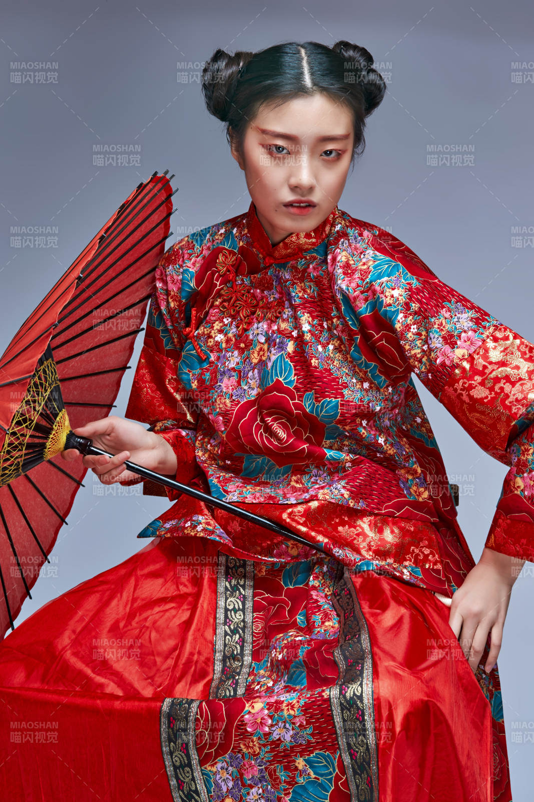 身穿中國秀禾服手撐油紙傘的亞洲女性模特