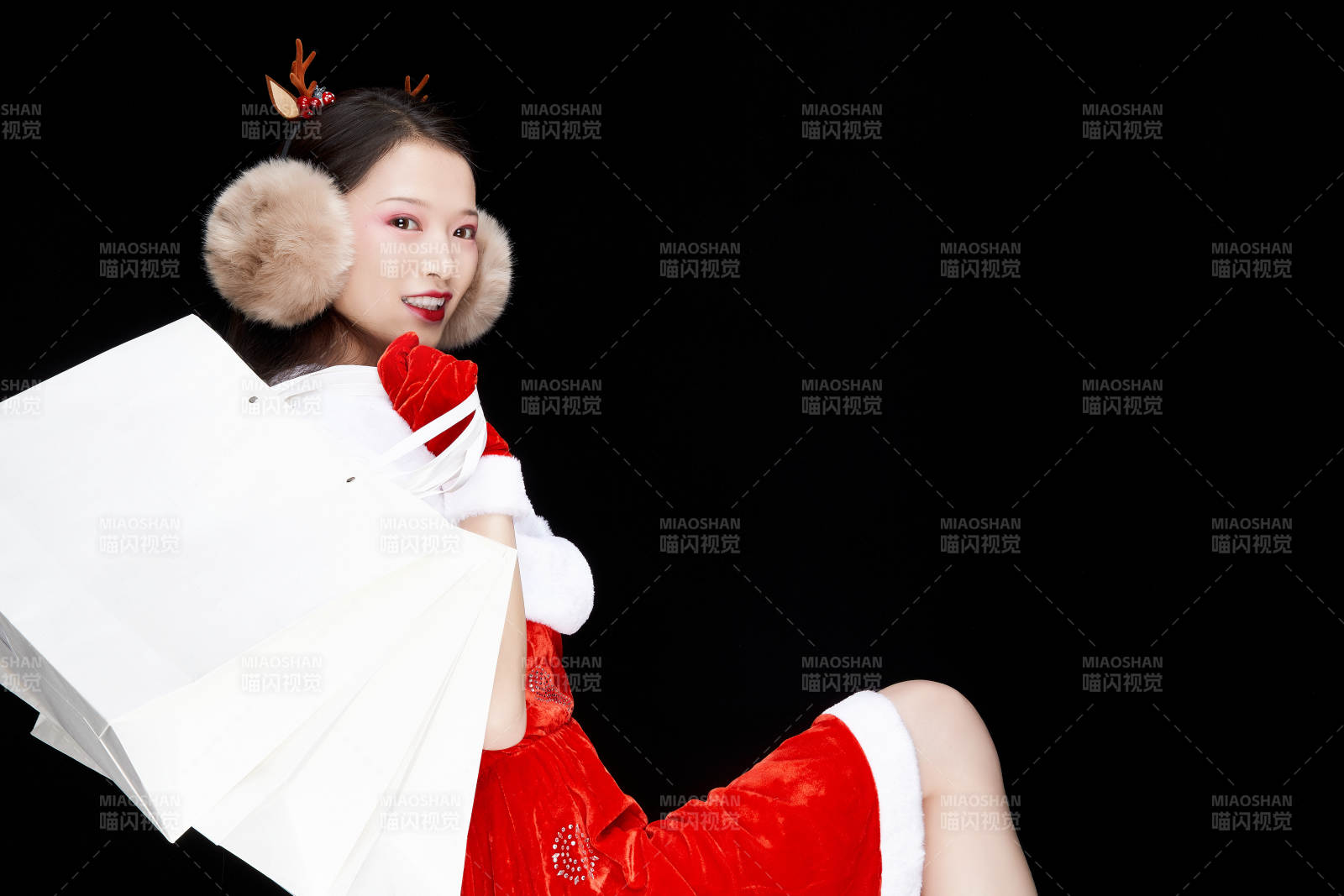 身穿圣誕服飾手提購物袋性感可愛的圣誕女郎