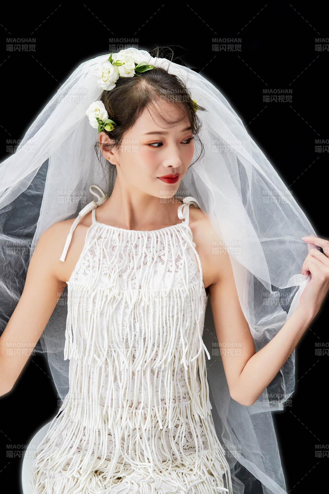 黑色背景下的美妝新娘彩妝人像