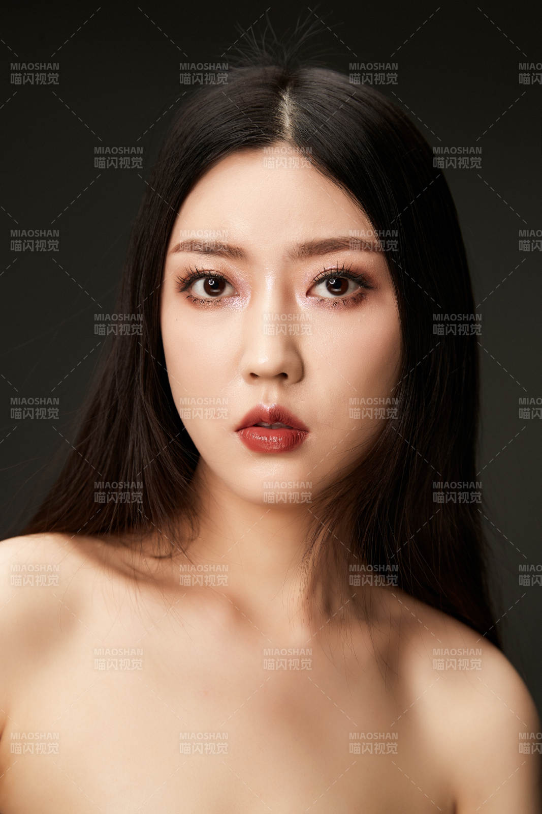 時尚亞洲女性婚紗妝面彩妝