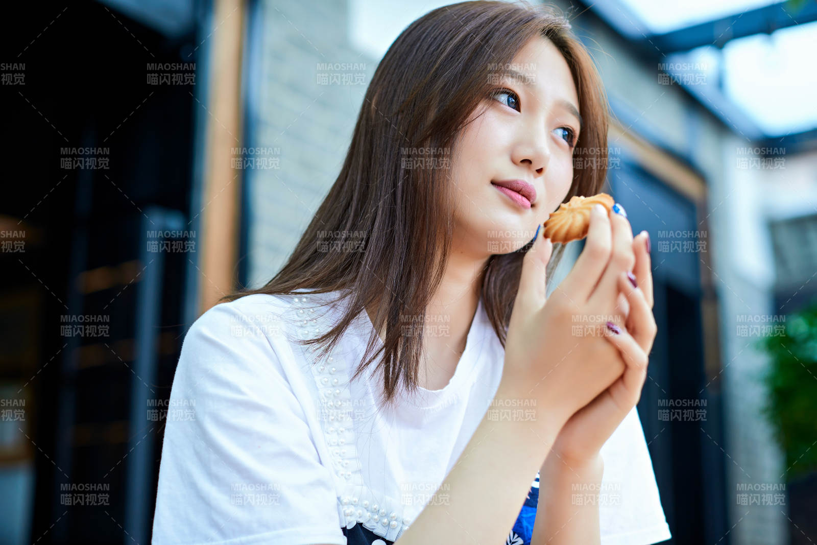 坐在咖啡圖書館吃東西的可愛少女