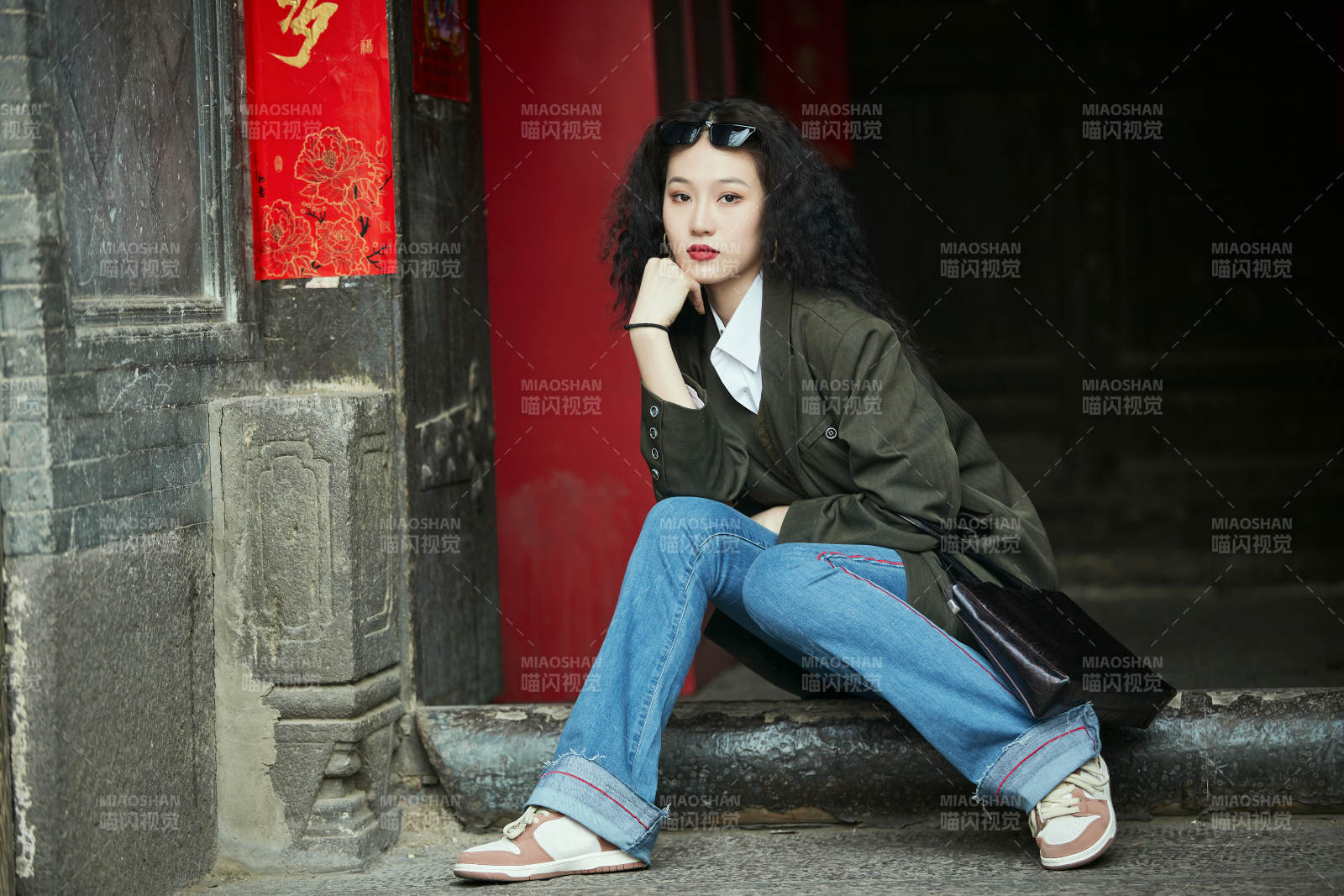 老舊城區里穿著復古港風的美麗清純少女