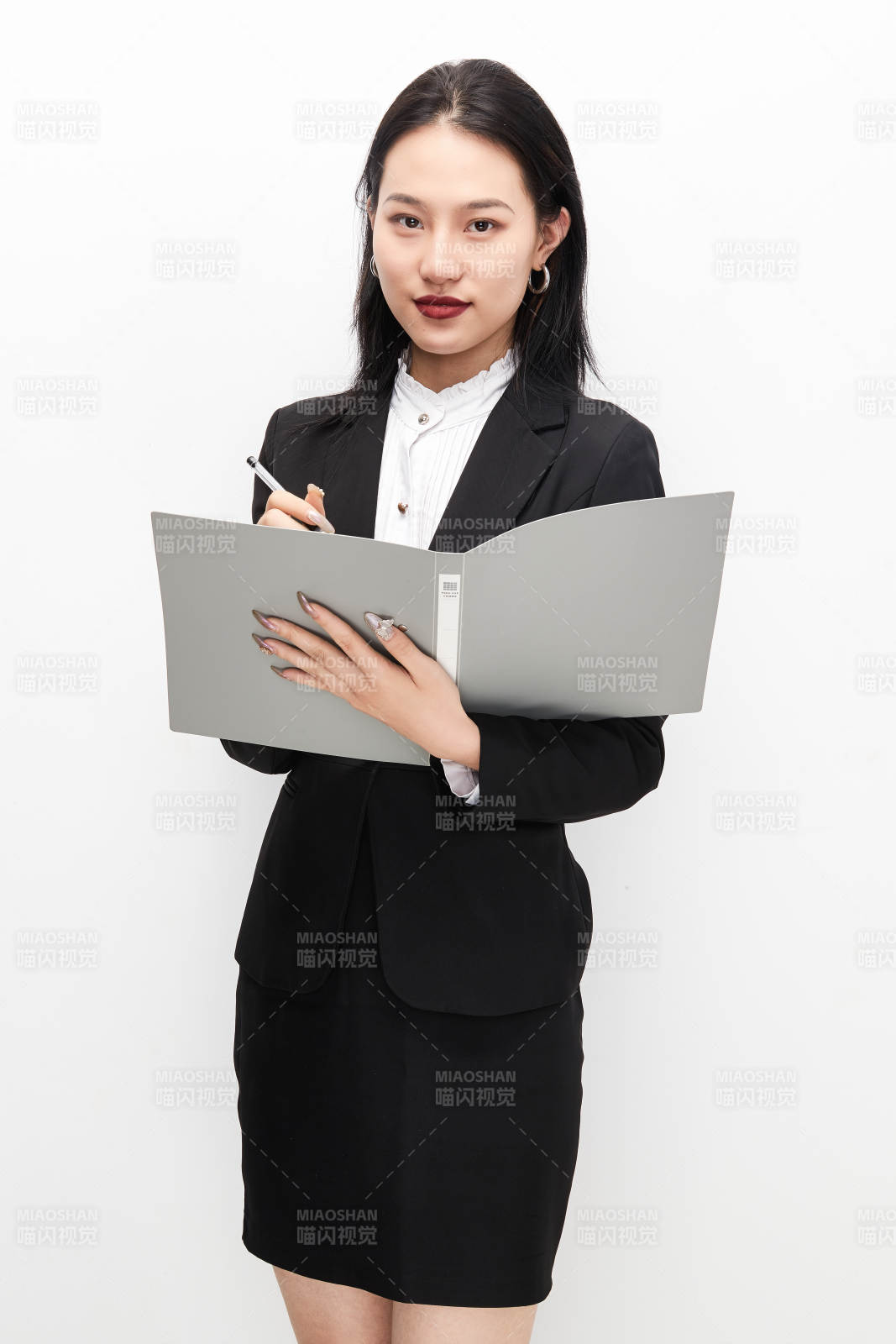 身穿西服拿著文件夾的美麗商務女士