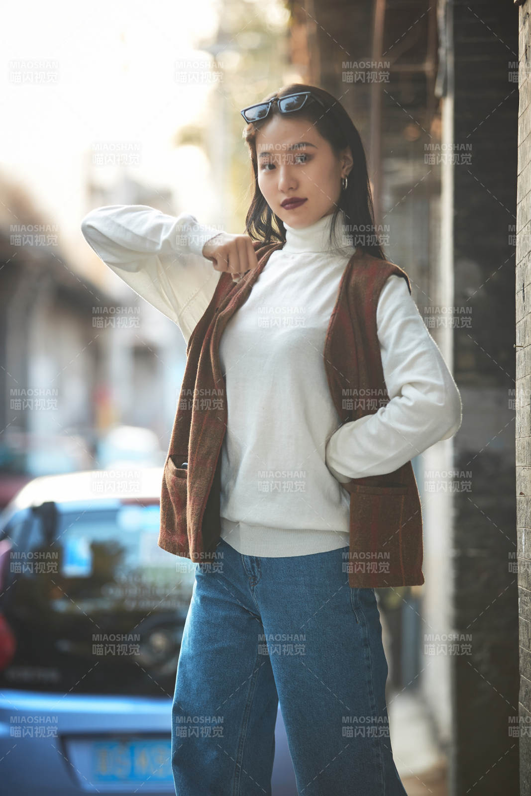 老舊城區里穿著復古港風的美麗清純少女