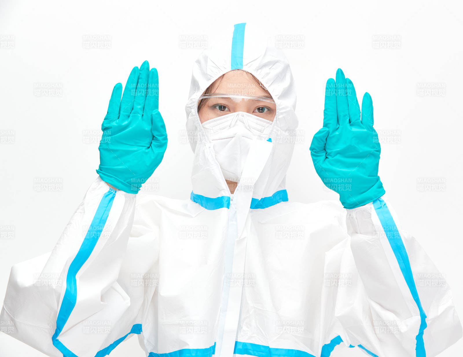 穿白色防護(hù)服佩戴護(hù)目鏡口罩的女性醫(yī)療人員