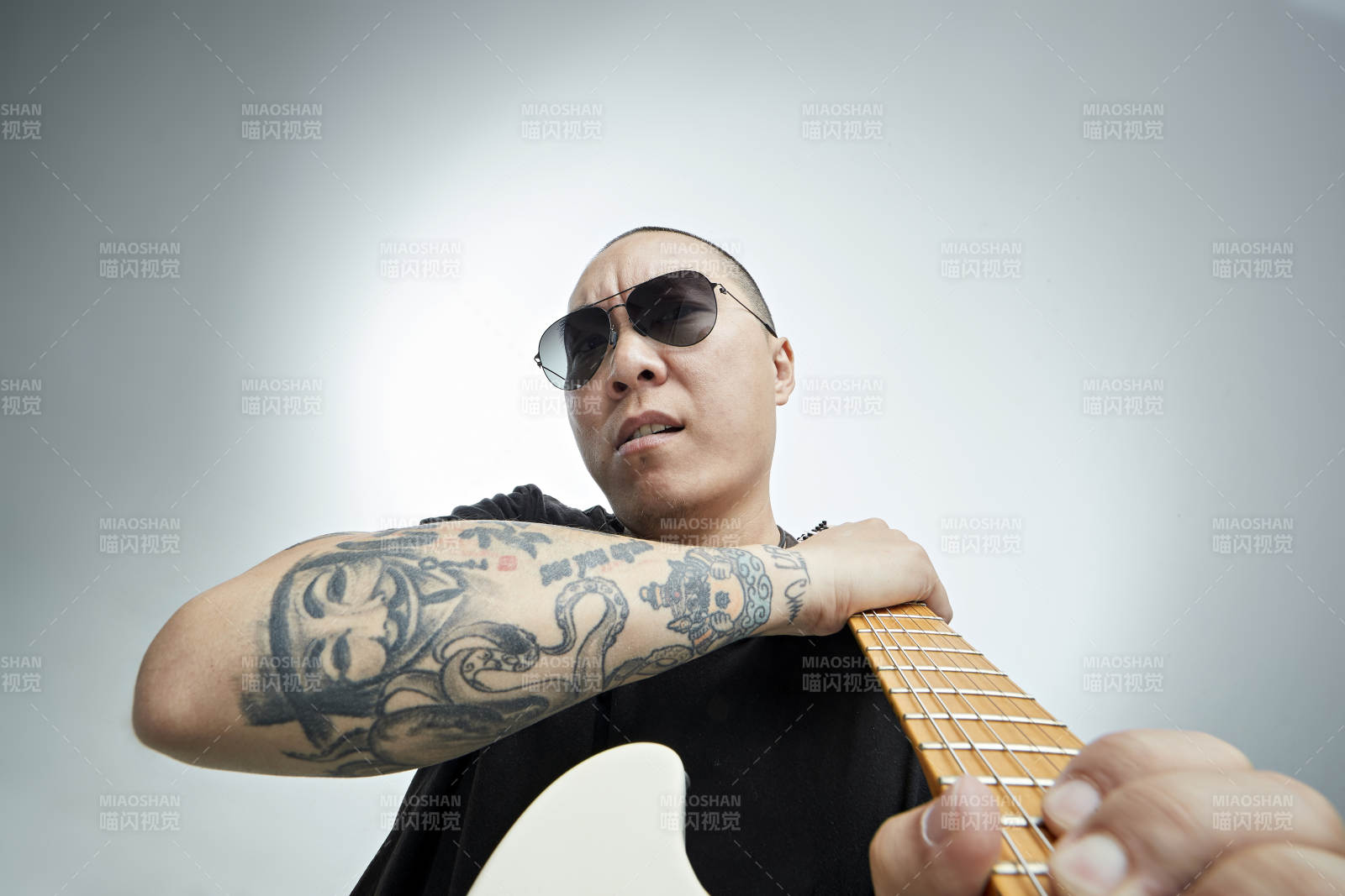 手持電吉他展示演奏的亞洲男性搖滾樂手人像