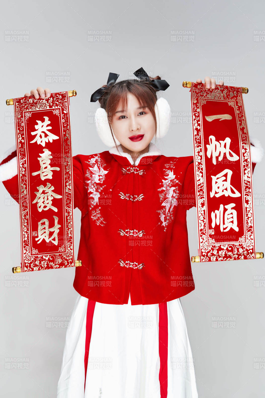 手持春聯身穿喜慶漢服的可愛少女