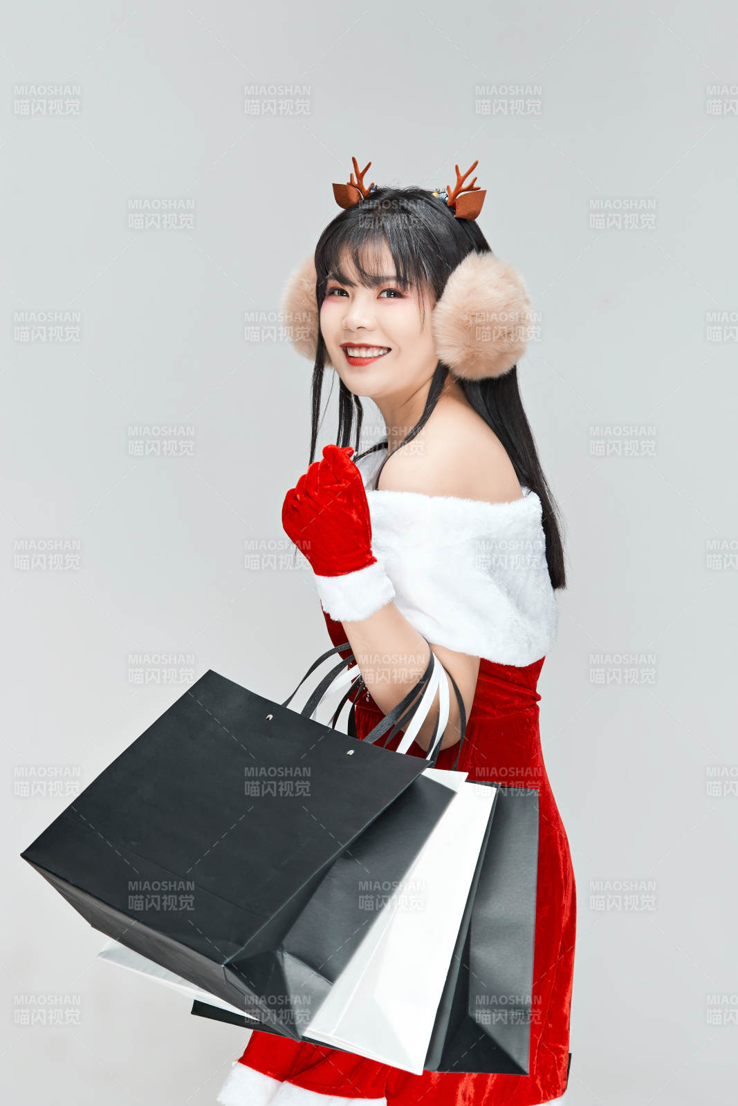 身穿圣誕服飾手提購物袋性感可愛的圣誕女郎