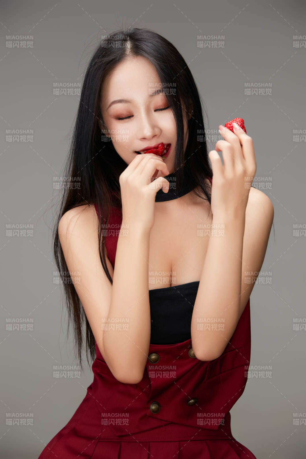 吃水果的亞洲東方長發少女