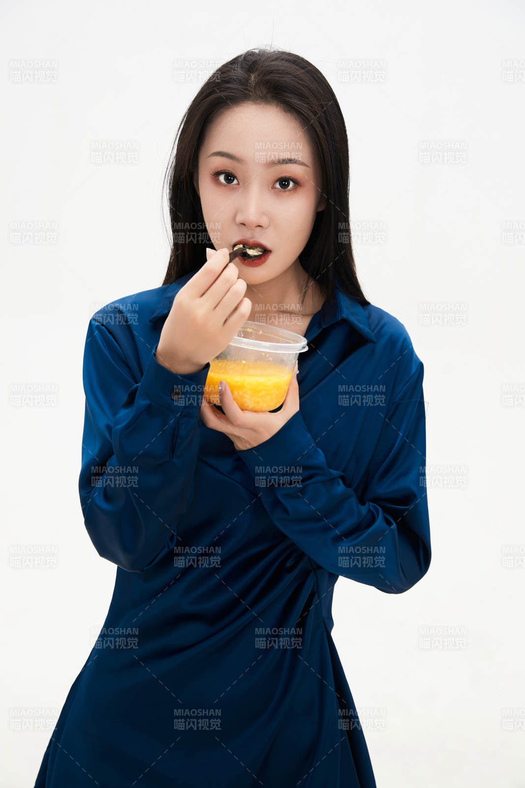 大吃特吃的亞洲可愛少女人像