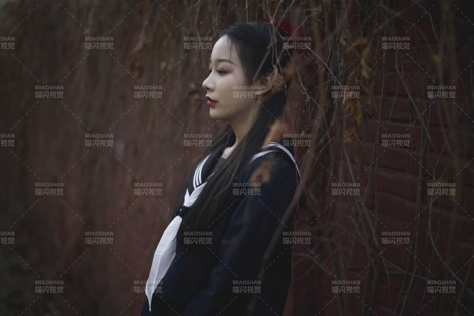 日系戶外公園穿jk校服的少女