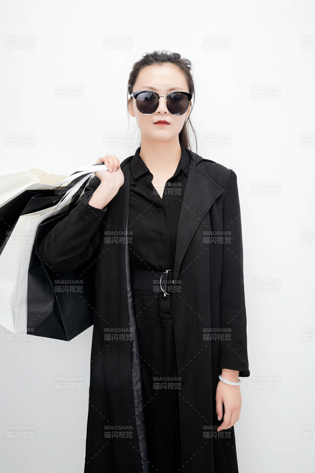 白色背景下手提購物袋時尚美麗的亞洲少女