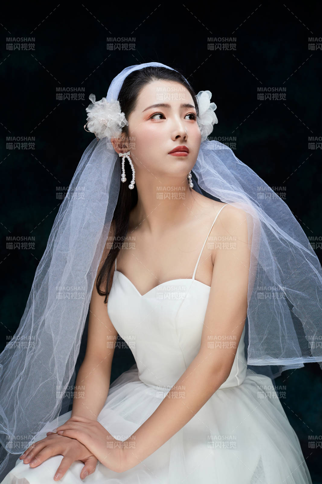 黑色背景下的女性復(fù)古婚紗妝面