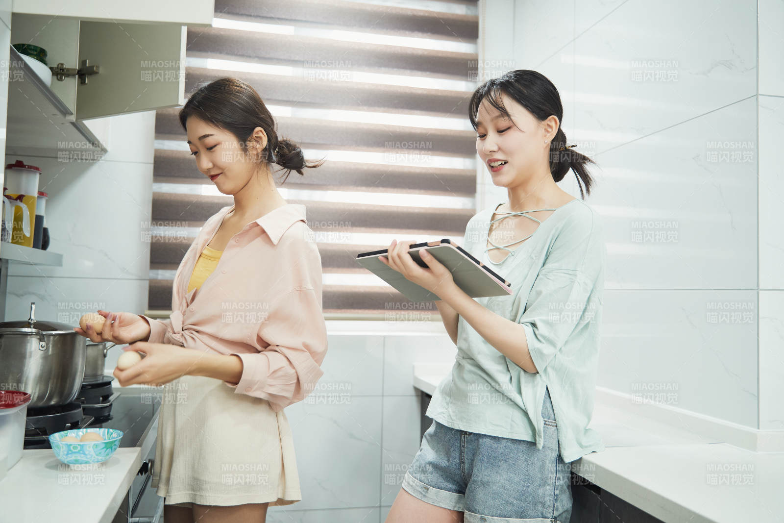 在廚房烹飪美食的亞洲閨蜜少女