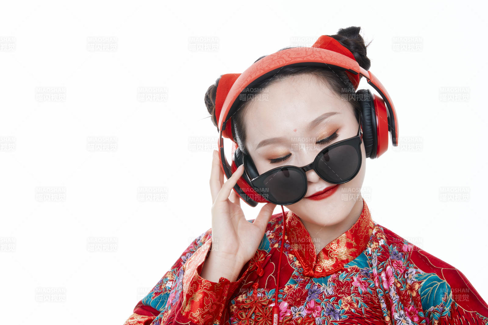 身穿中國傳統服飾的青年女性