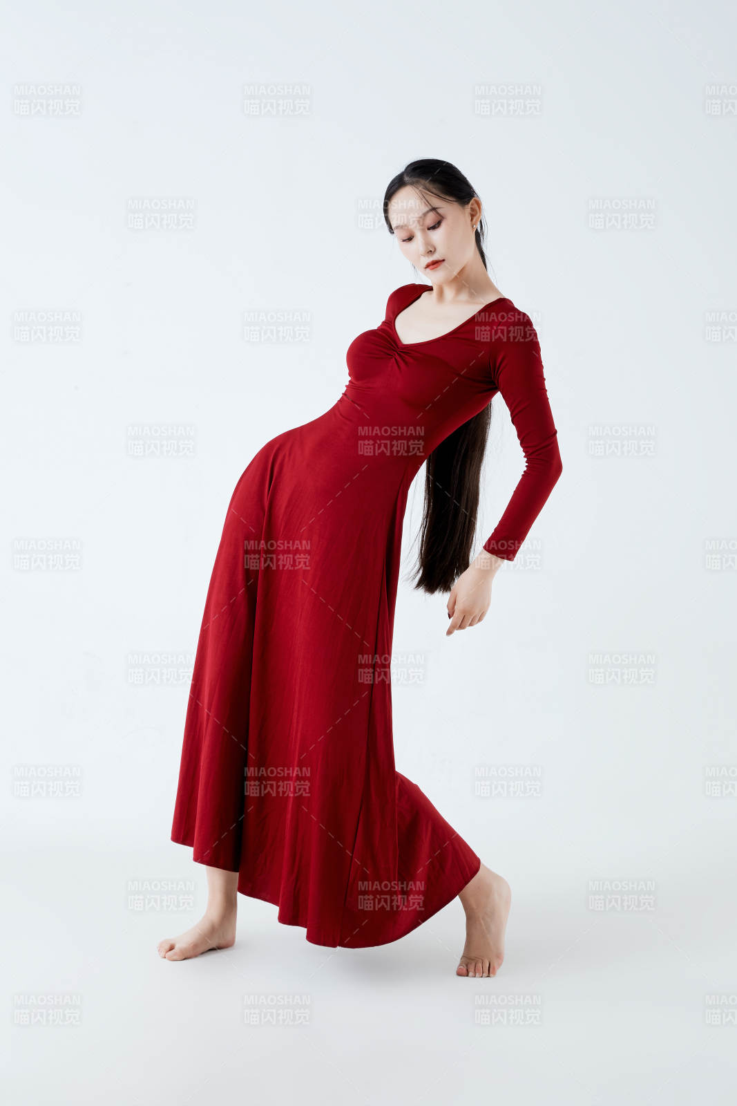 穿著紅色長裙翩翩起舞的少女