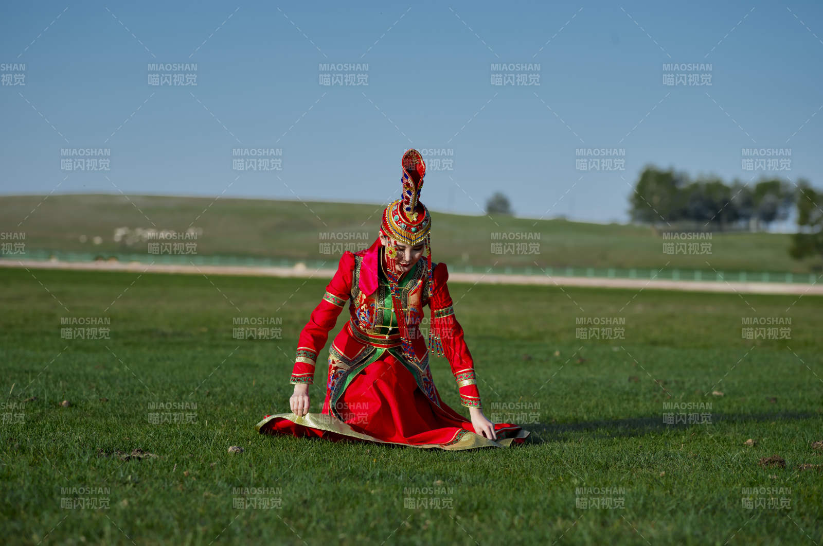 草原上穿著蒙古族傳統服飾的亞洲年輕美少女