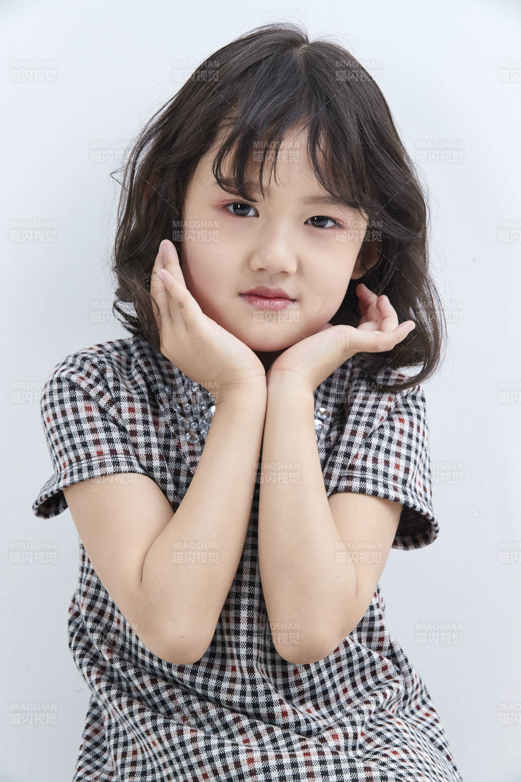 白色色背景的可愛的亞洲小女孩兒童