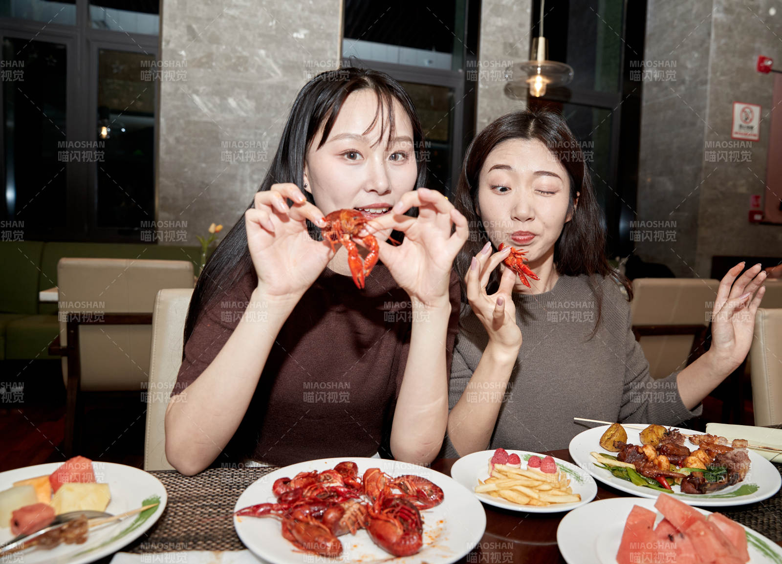 在酒店自助餐廳大吃特吃的亞洲可愛閨蜜少女