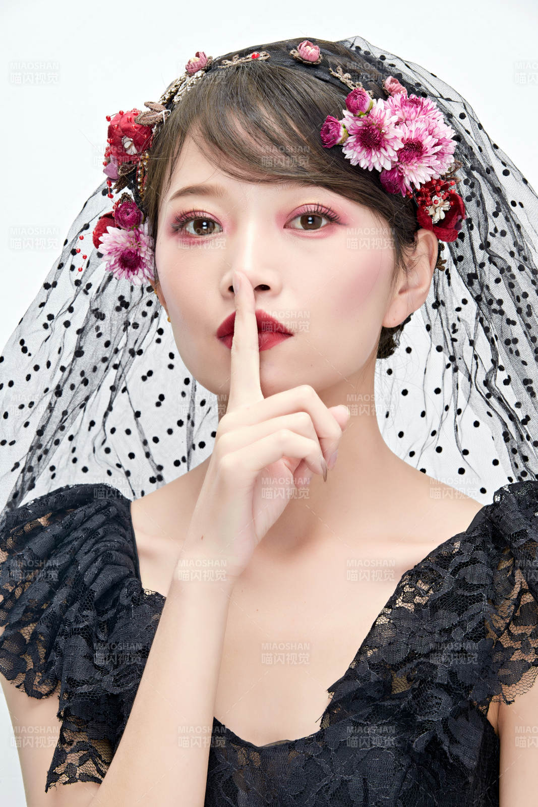 白色背景下的新娘彩妝美女人像