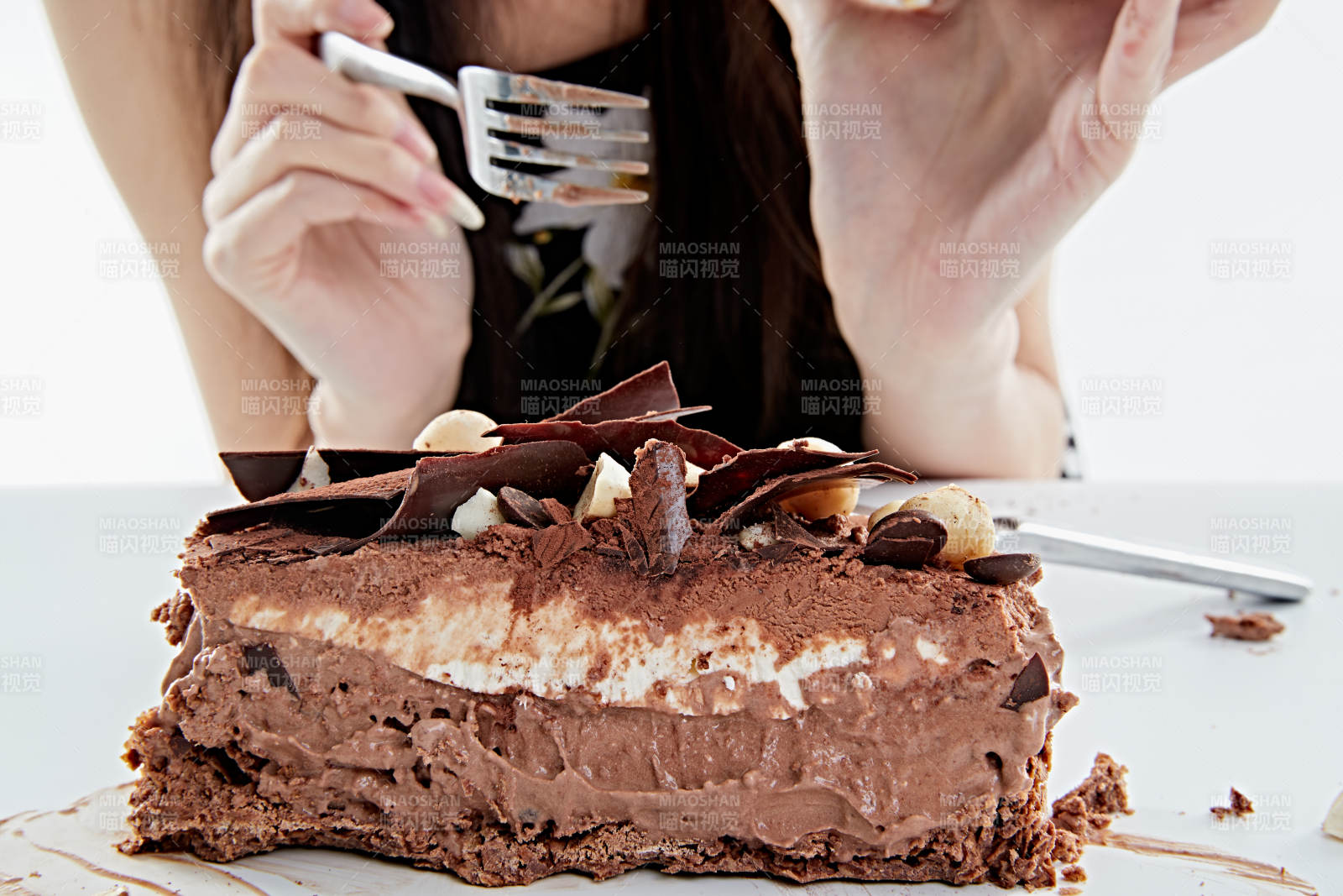 喝紅酒品嘗蛋糕的年輕女性