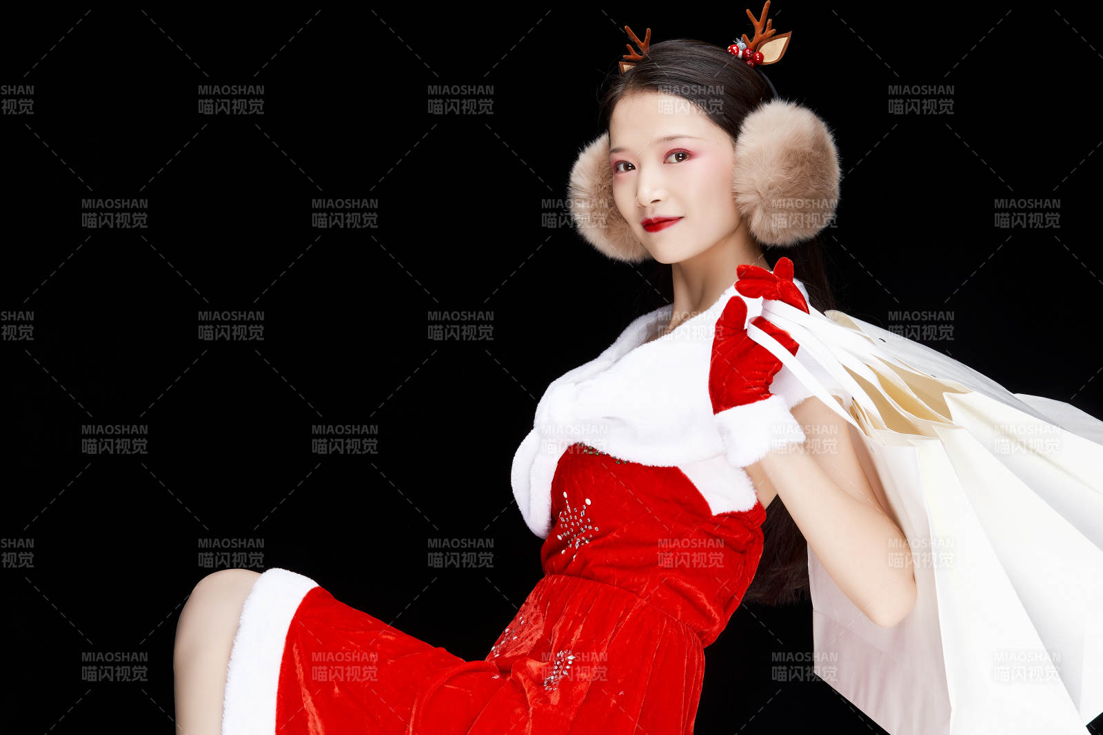 身穿圣誕服飾手提購物袋性感可愛的圣誕女郎