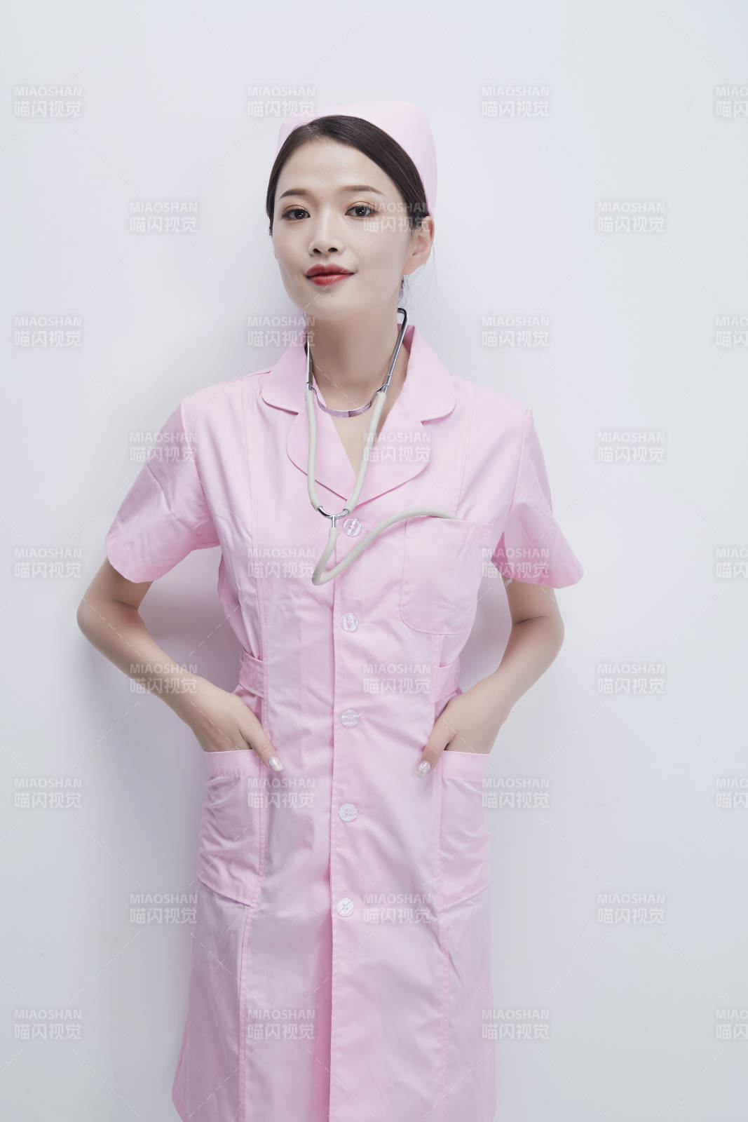 身穿粉色護士服佩戴聽診器的女性醫護人員