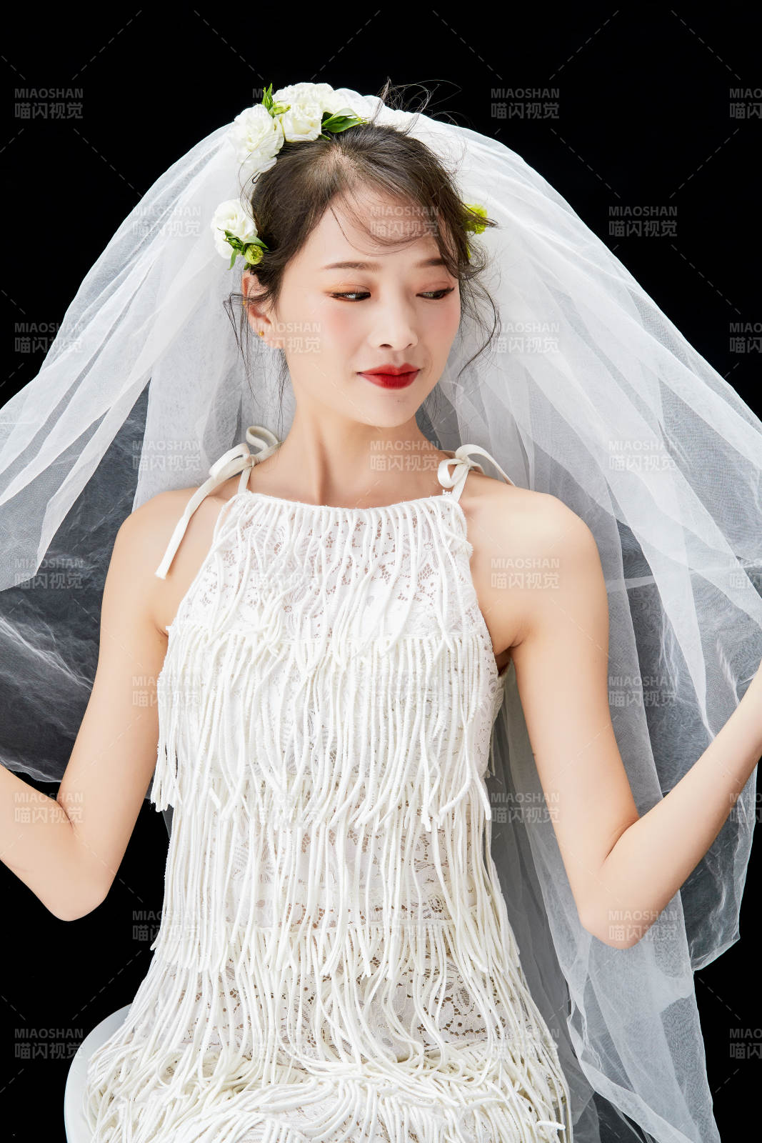 黑色背景下的美妝新娘彩妝人像