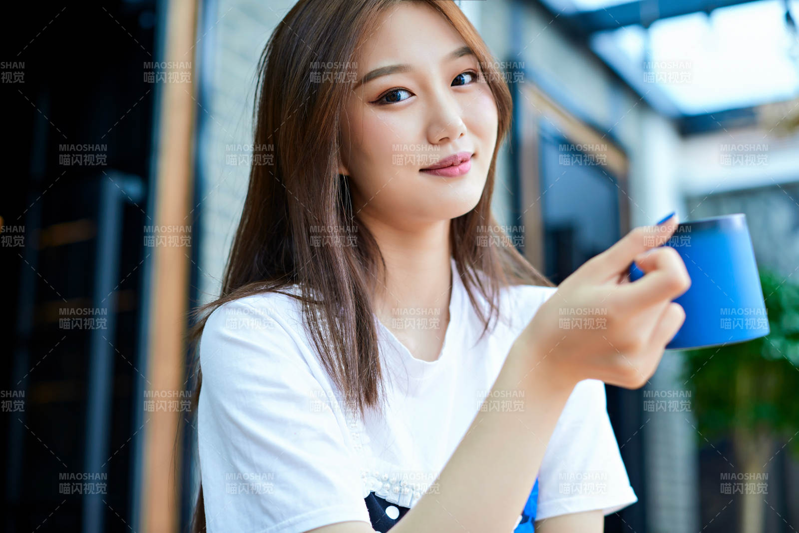 坐在咖啡圖書館吃東西的可愛少女