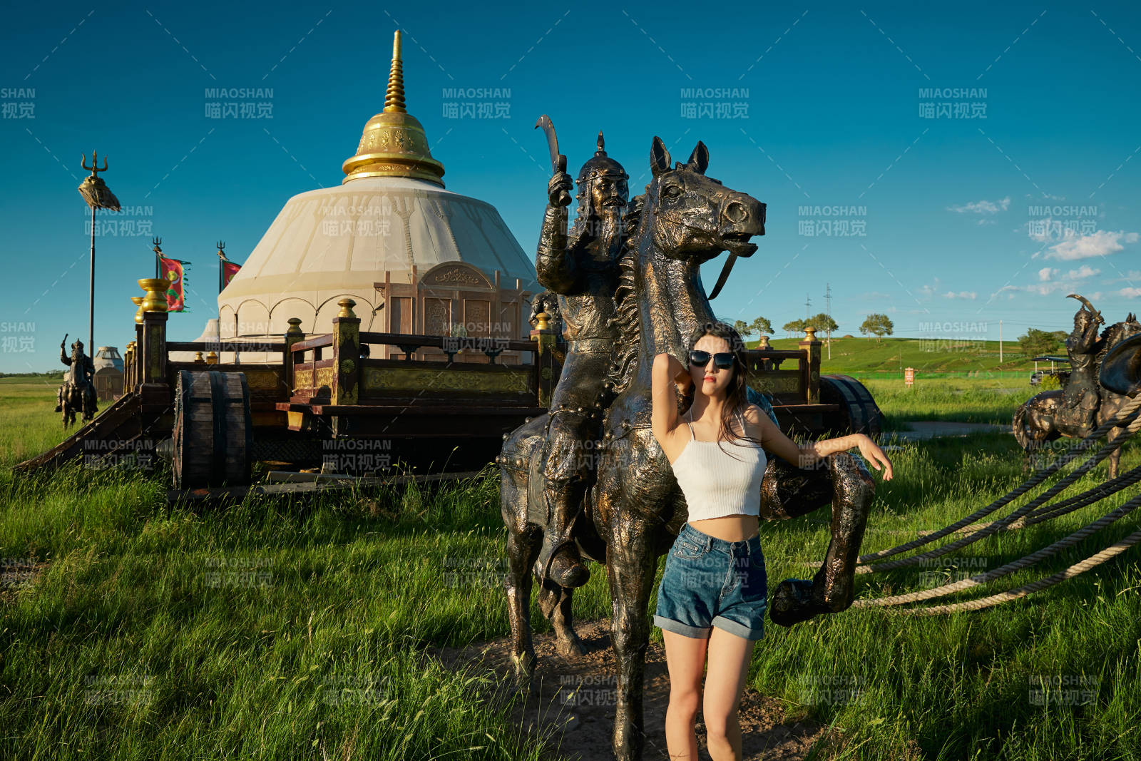 草原濕地公園游玩拍照的亞洲少女