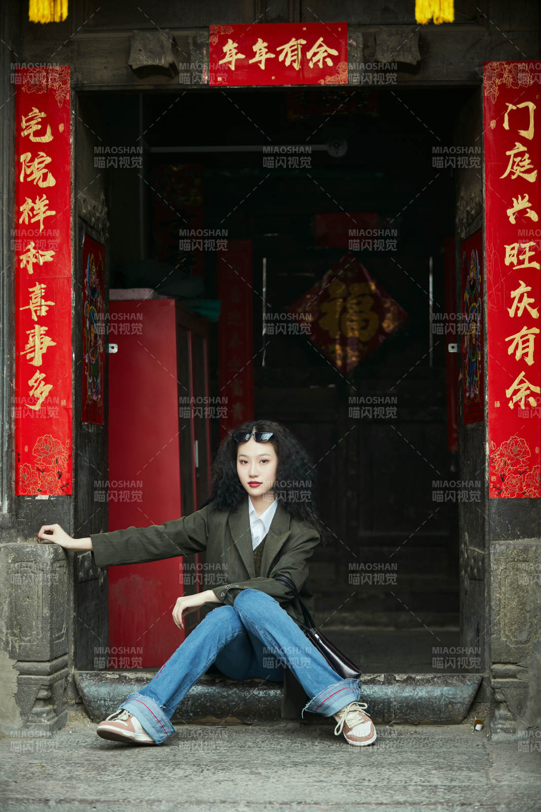 老舊城區里穿著復古港風的美麗清純少女