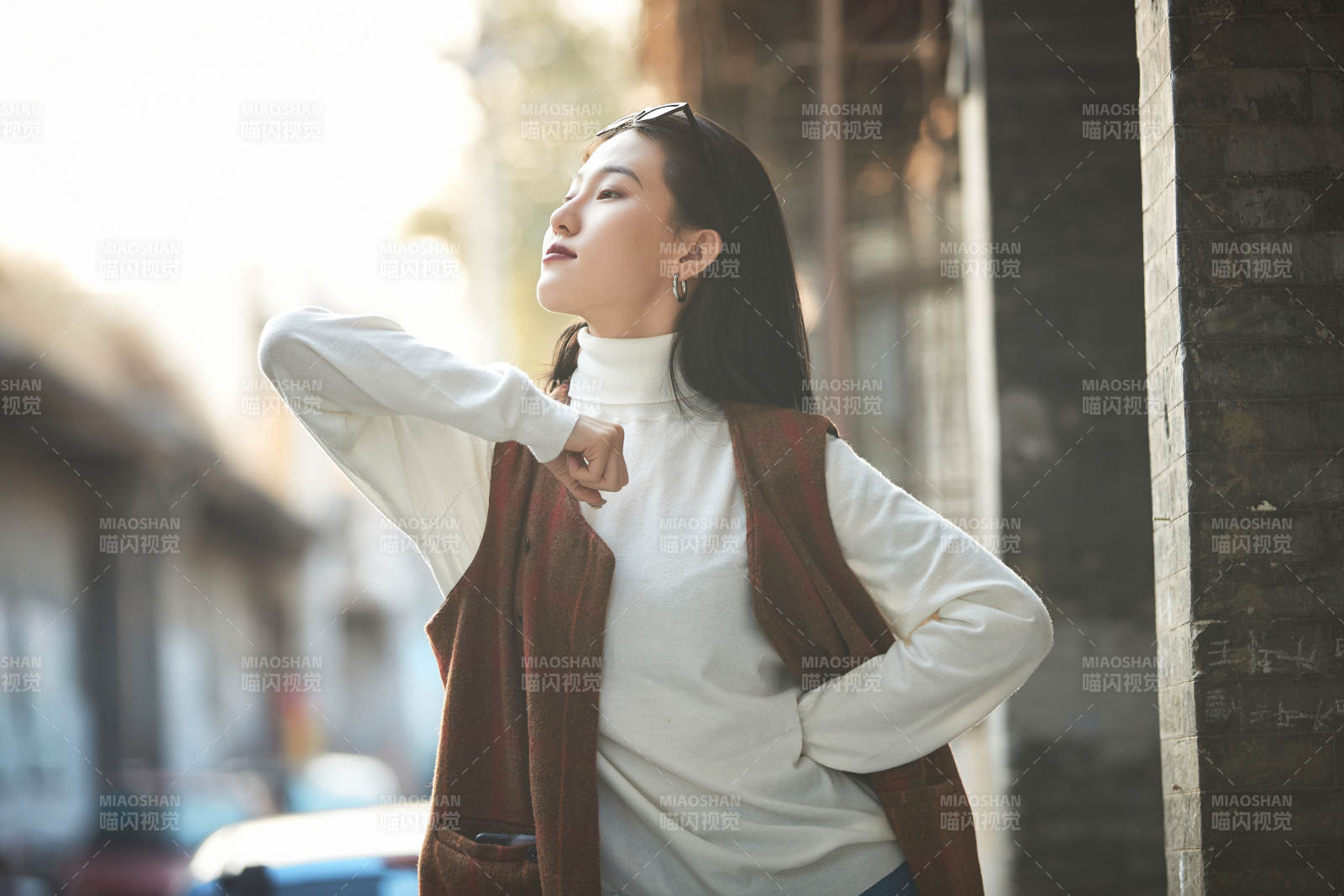 老舊城區里穿著復古港風的美麗清純少女