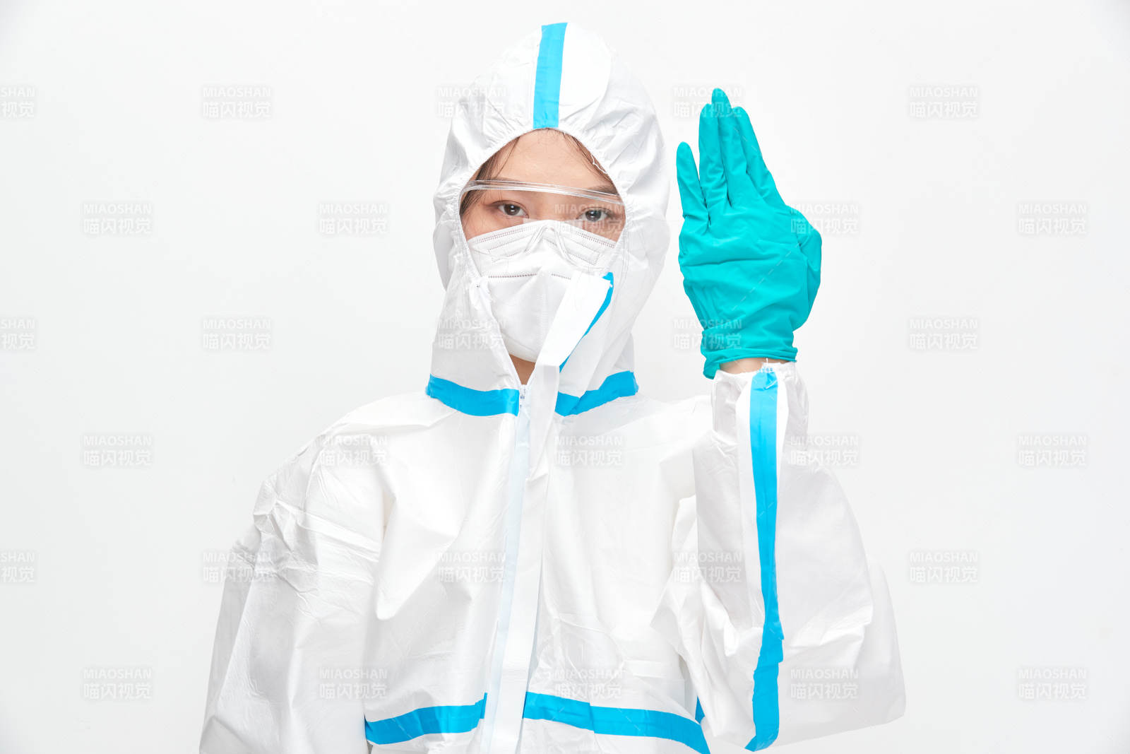 穿白色防護服佩戴護目鏡口罩的女性醫療人員