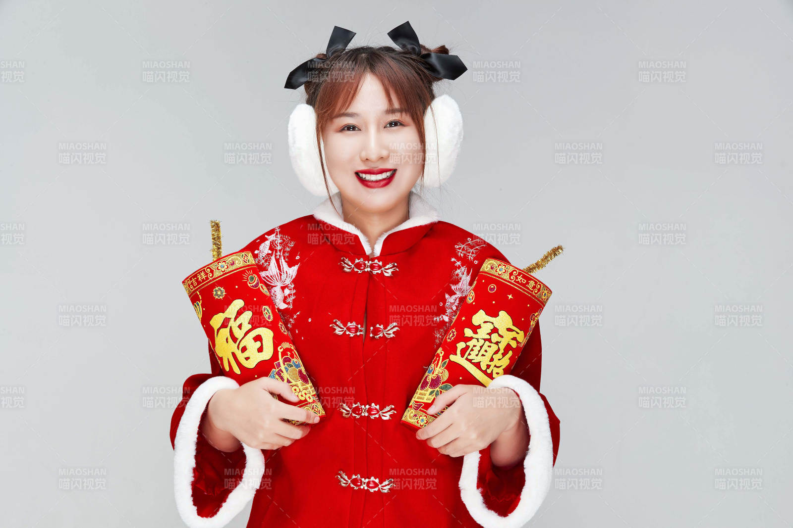 懷抱爆竹身穿喜慶漢服的可愛少女