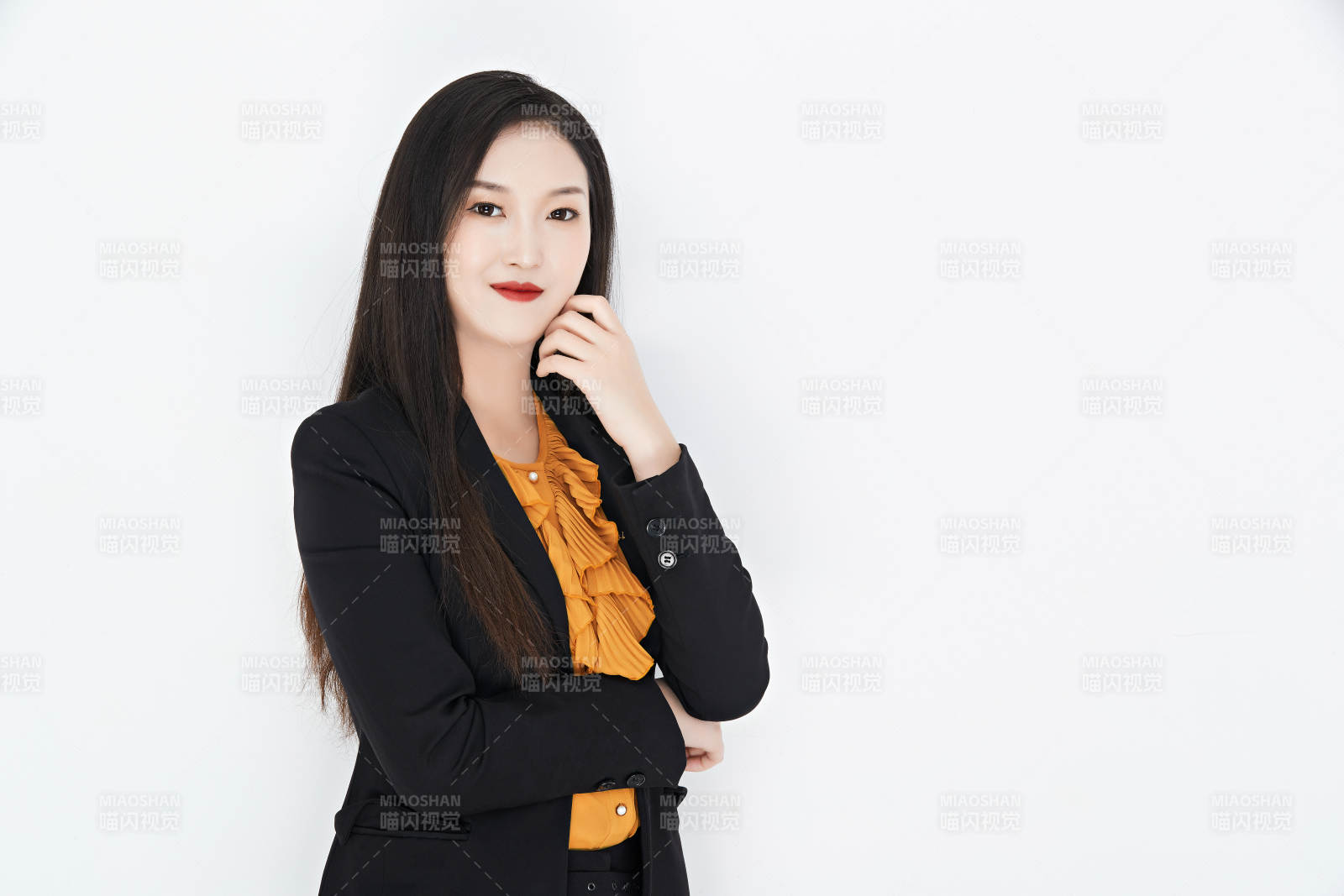 白色背景下的美麗商務女性肖像
