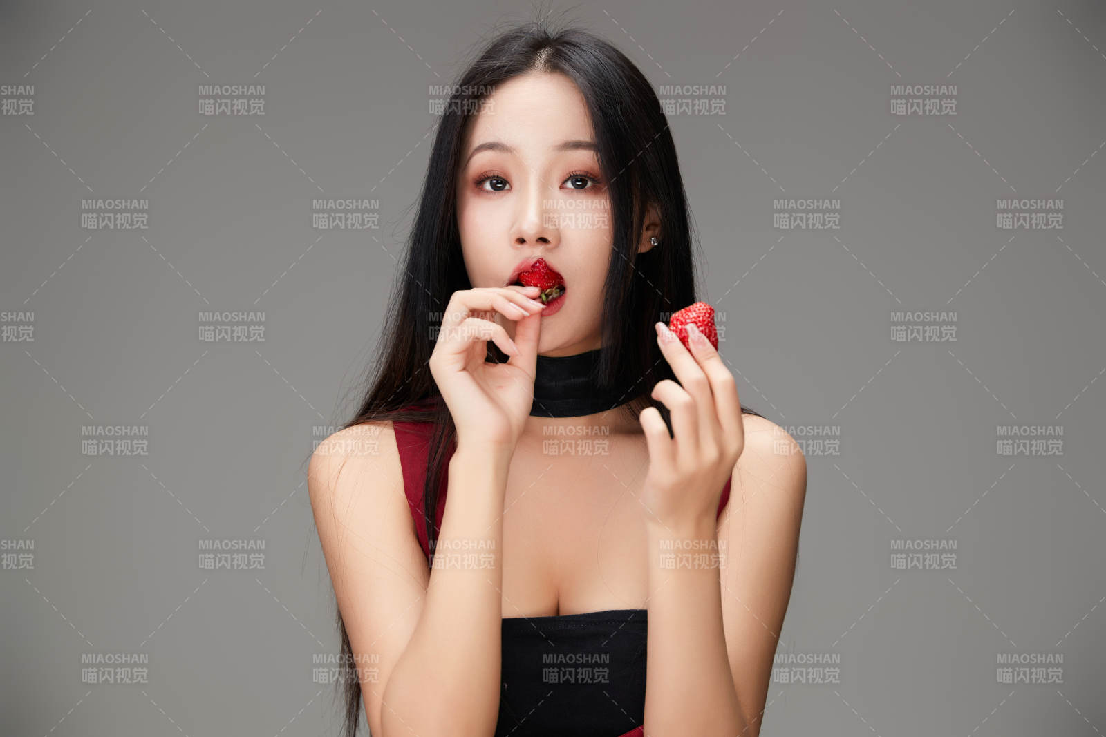 吃水果的亞洲東方長發(fā)少女