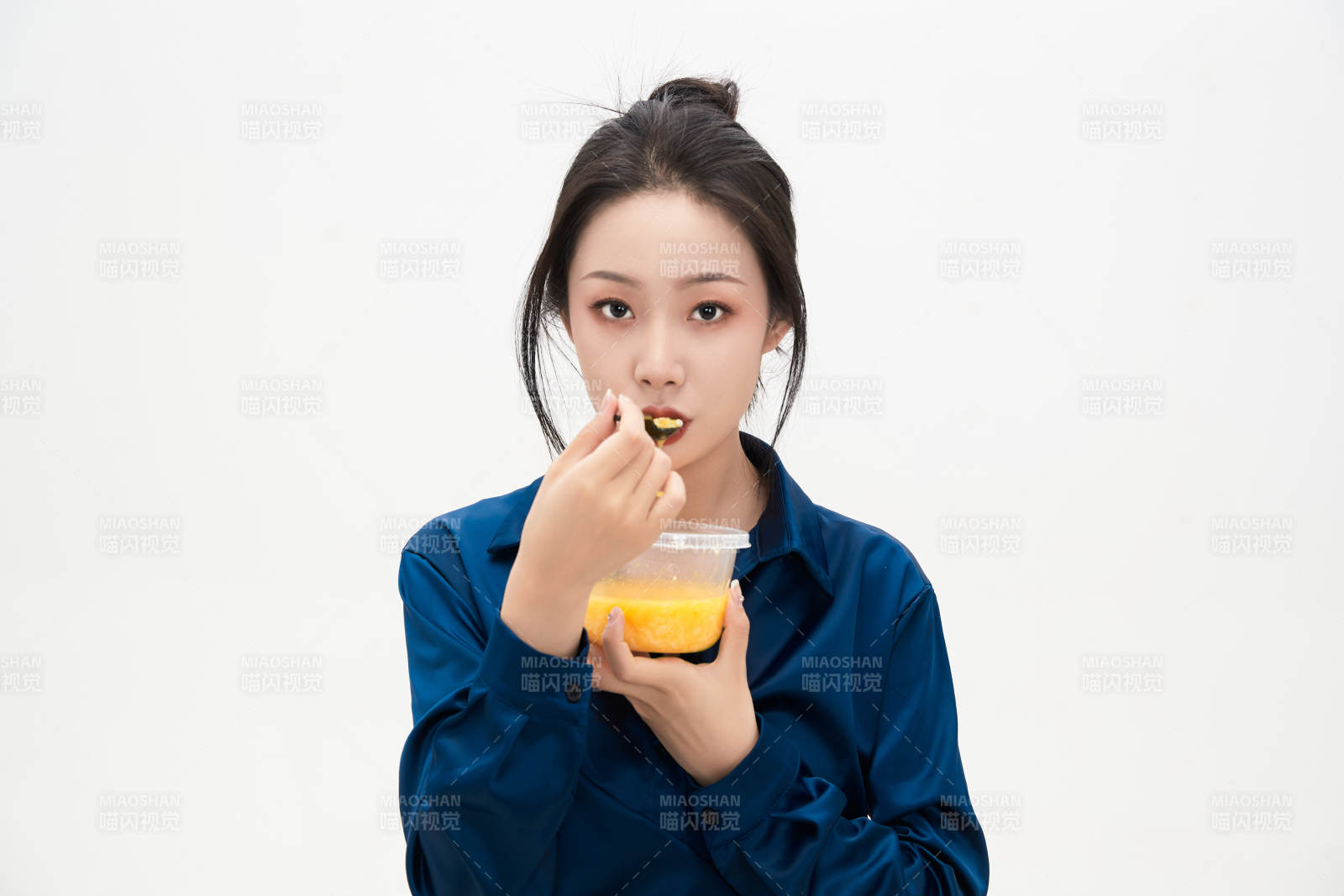 大吃特吃的亞洲可愛少女人像