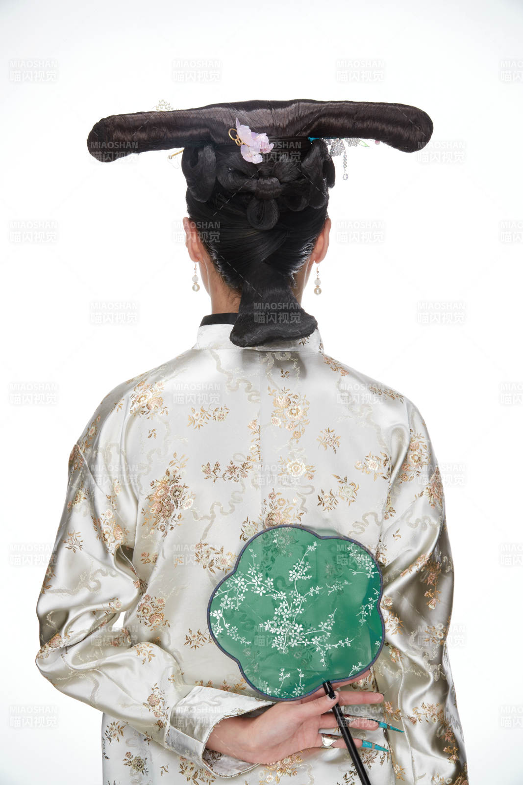 白色背景下的清代女性古裝造型清朝古裝