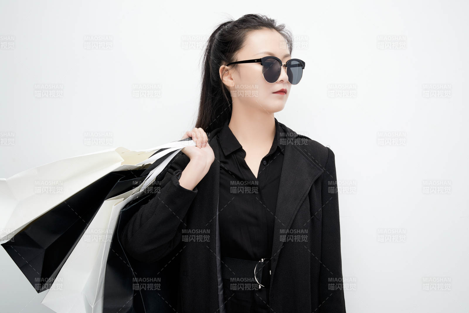 白色背景下手提購物袋時尚美麗的亞洲少女