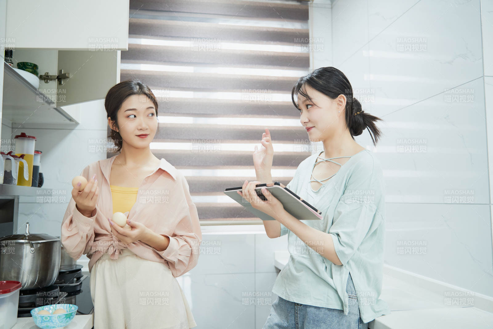 在廚房烹飪美食的亞洲閨蜜少女