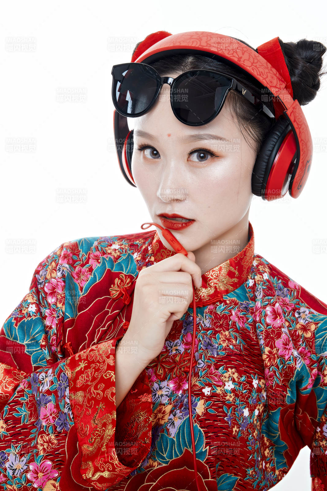 身穿中國傳統(tǒng)服飾的青年女性