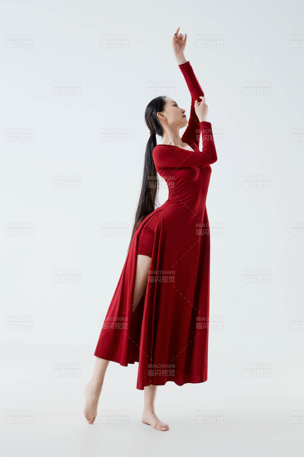 穿著紅色長(zhǎng)裙翩翩起舞的少女