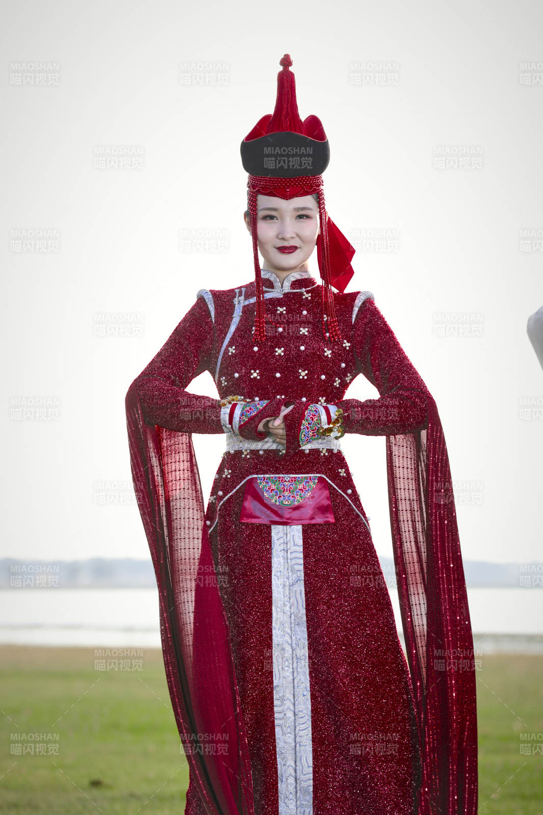 草原上穿著蒙古族傳統(tǒng)服飾的亞洲年輕美少女