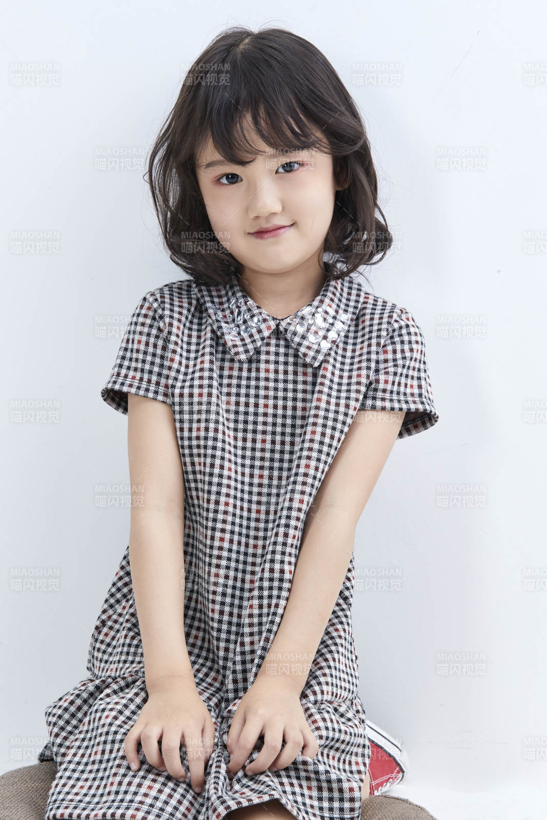 白色色背景的可愛的亞洲小女孩兒童