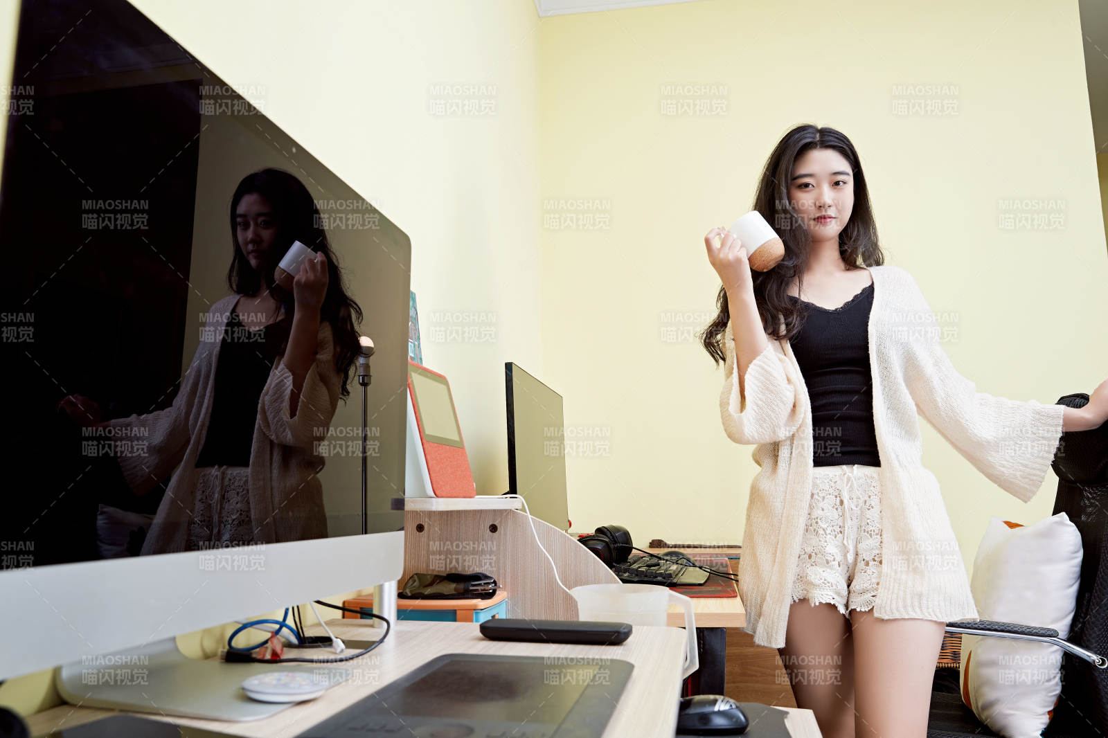 在家里坐在椅子上打游戲的美麗女孩