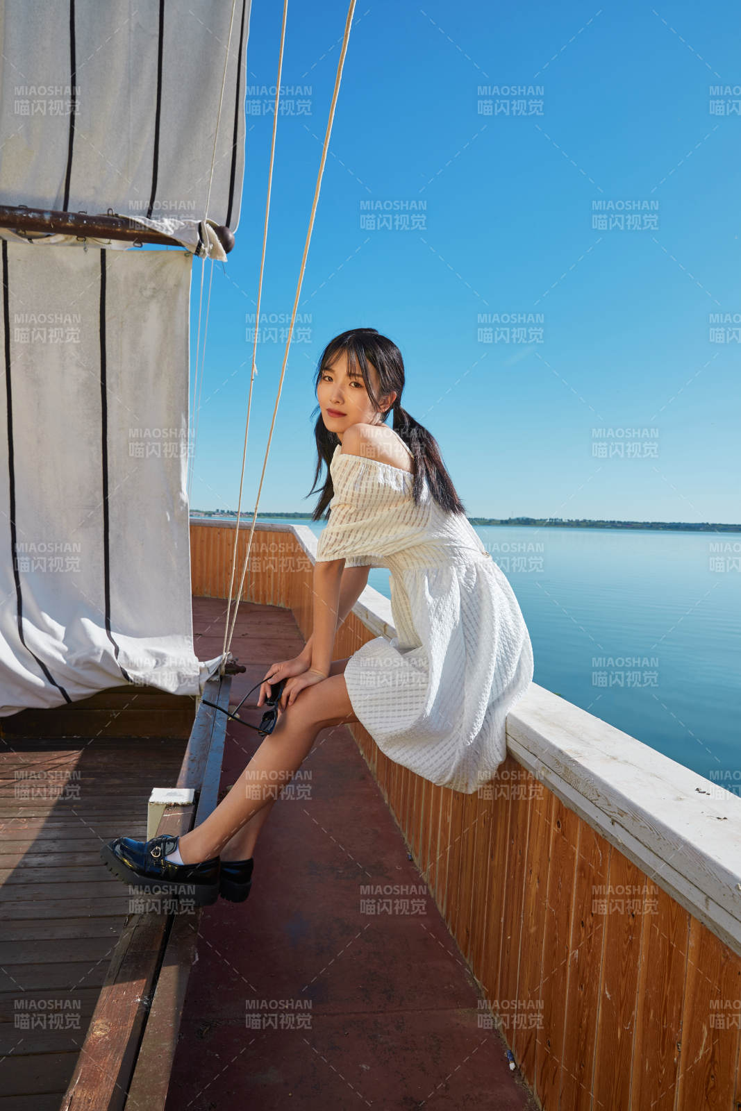 在湖畔木制帆船上的亞洲美女