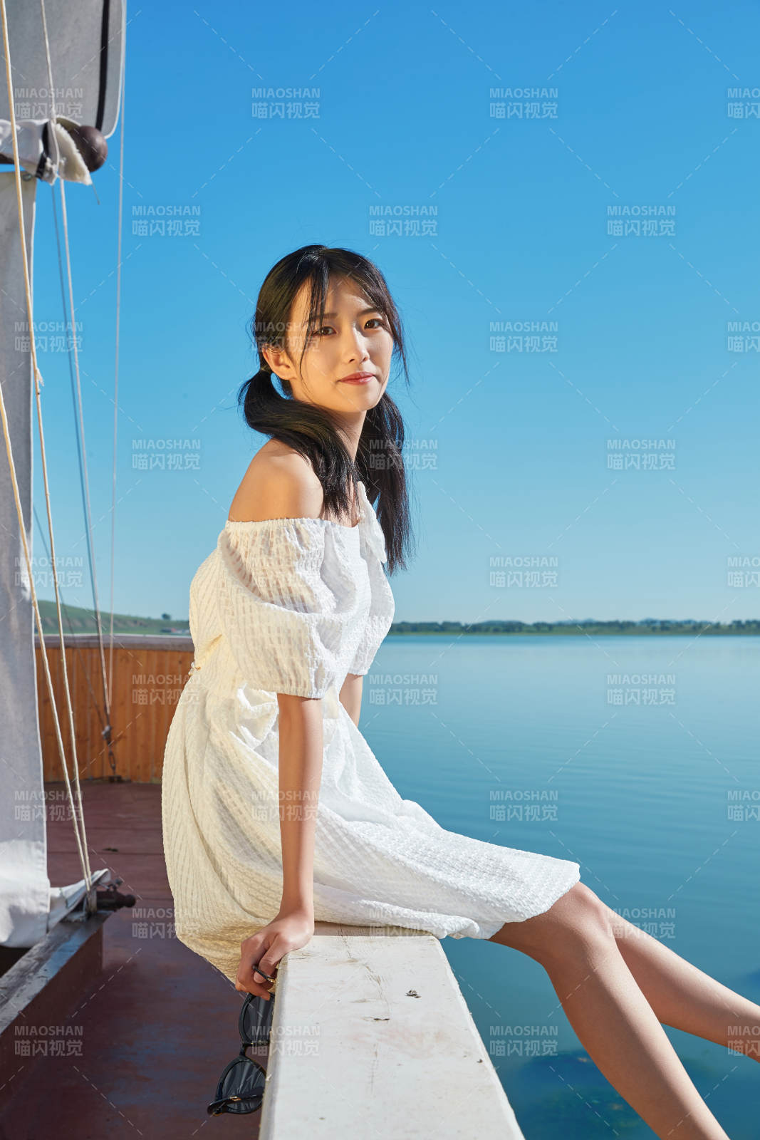 在湖畔木制帆船上的亞洲美女