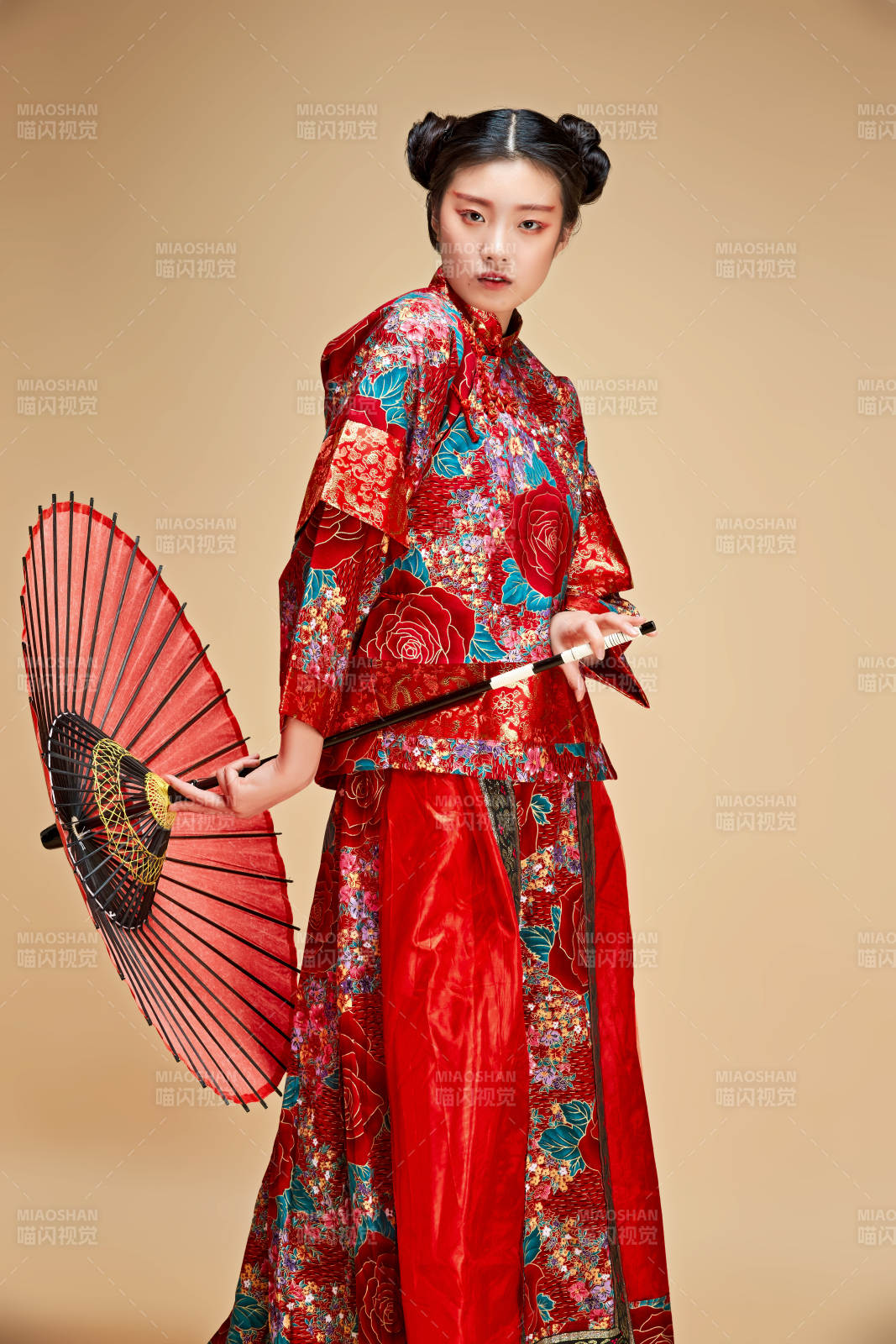 身穿中國秀禾服手撐油紙傘的亞洲女性模特